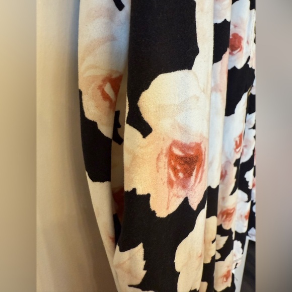 LuLaRoe Heidi Babydoll Floral Print Size Small - Picture 8 of 8